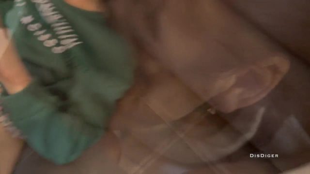 İki Güzelle Arkadaşının Evinin Yatak Odasında Sertçe Sikişiyorlar