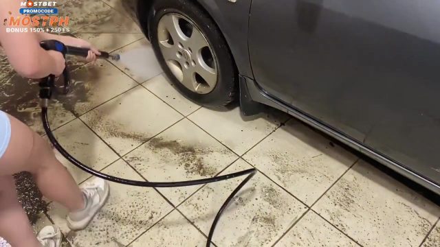 Araba Yıkarken Yüzümde Patlayan Genç Kızın Sıcaklığı