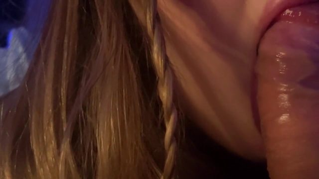 Seksi Sarışın Kadın Ağzına Alıp Emerek Boşaltıyor