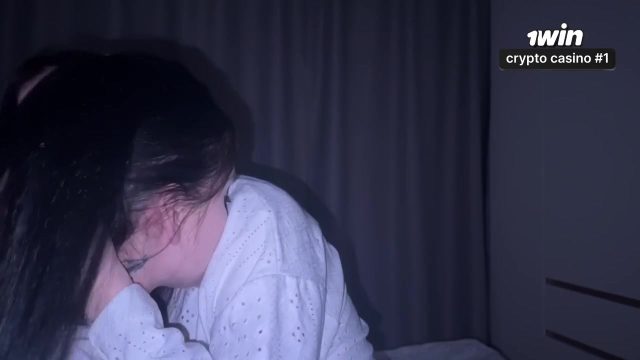 Siyah Saçlı İki Kadın Tutkulu Öpüşmeden Am Yalamaya Geçip Sert Boşalıyor
