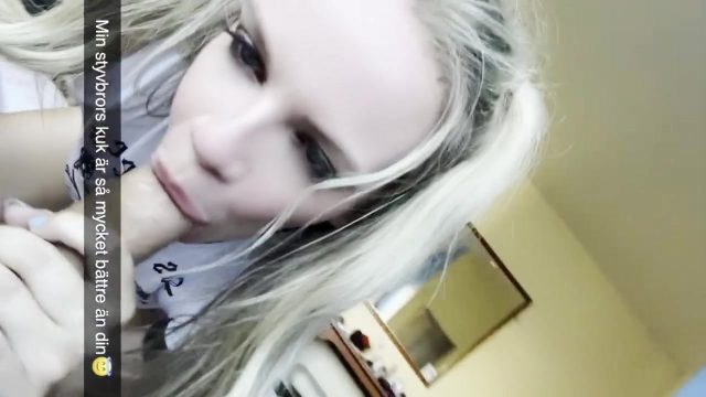 İsveçli Genç Kız Üvey Kardeşinin Odasında Seksi Fotoğraflar Gösterip Sikini Emerken Azıyor